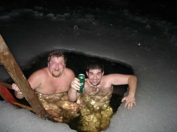 Толстые мужики пьют пиво и купаются с голыми тёлками